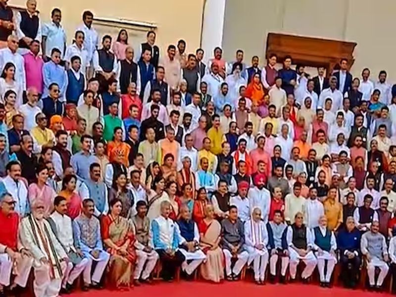 795 MPs in a single frame; A photo shoot of the ruling party and the opposition together in the old parliament | एकाच फ्रेममध्ये ७९५ खासदार; जुन्या संसदेत सत्ताधारी अन् विरोधकांचं एकत्र फोटोशूट