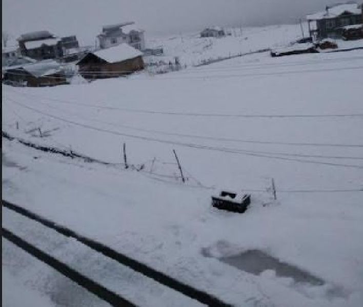 Snowflake collapses in Kashmir's Gurez Sector, three jawans missing | काश्मीरच्या गुरेझ सेक्टरमध्ये हिमकडा कोसळला, सहा जवान बेपत्ता