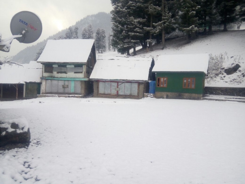 The first snowfall of the season in Kashmir, the white sheet covered by hills | काश्मीरमध्ये मोसमातील पहिली बर्फवृष्टी, डोंगररांगांनी ओढली सफेद चादर