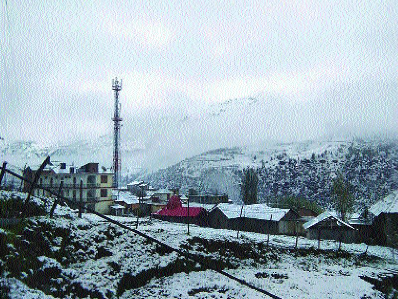 people were stuck in Uttarakhand due to snowfall | उत्तराखंडमध्ये हिमवृष्टीमुळे शेकडो लोक अडकले