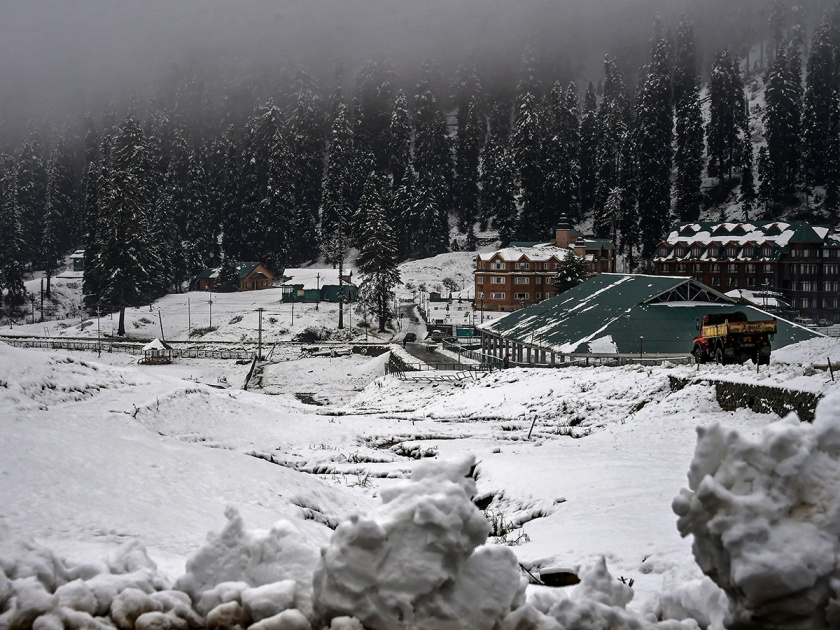 Storm snowfall in Jammu and Kashmir; Death of three | जम्मू-काश्मिरात तुफान बर्फवृष्टी; तिघांचा मृत्यू