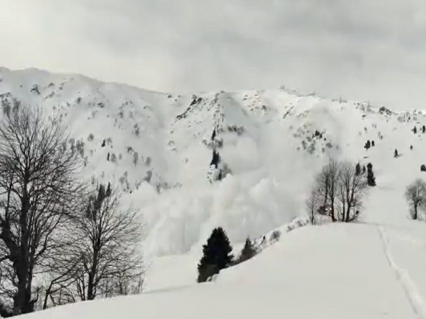 Video : Avalanche near skiing resort of Gulmarg, 2 foreigners killed | Video : गुलमर्गच्या स्कीइंग रिसॉर्टजवळ हिमस्खलन, 2 परदेशी नागरिकांचा मृत्यू