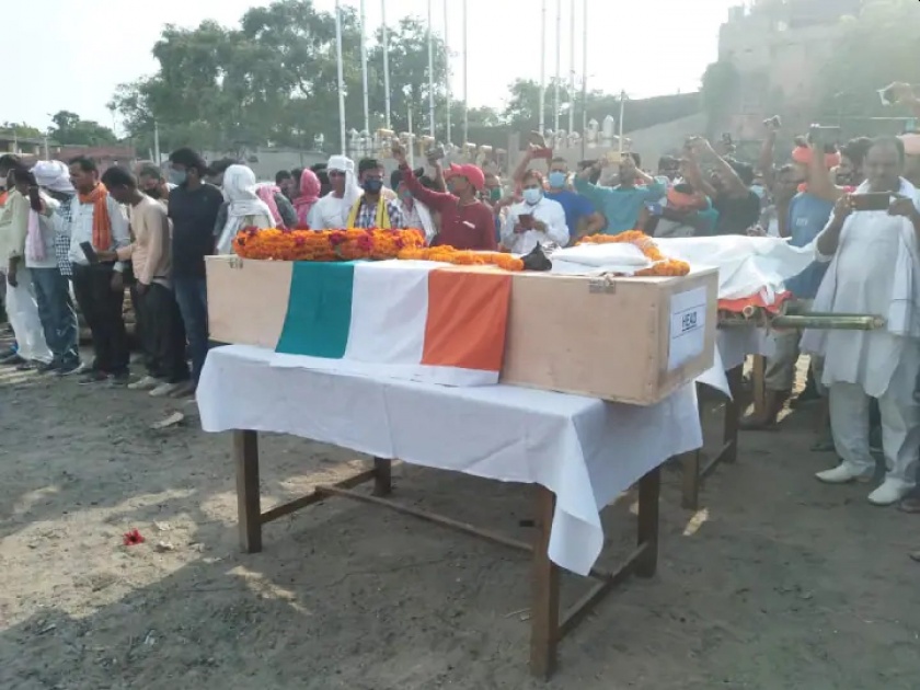 Funeral of an Army soldier and his wife on the same cheetah at UP | ह्दयद्रावक! एकाच चितेवर आर्मी जवान अन् त्यांच्या पत्नीवर अंत्यसंस्कार; गावकऱ्यांचे डोळे पाणावले