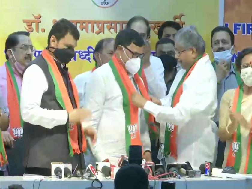 Former Congress Minister Kripashankar Singh joins Bhartiya Janata Party in Mumbai | देवेंद्र फडणवीसांच्या उपस्थितीत माजी मंत्र्याचा भाजपात प्रवेश; BMC निवडणुकीपूर्वी काँग्रेसला धक्का