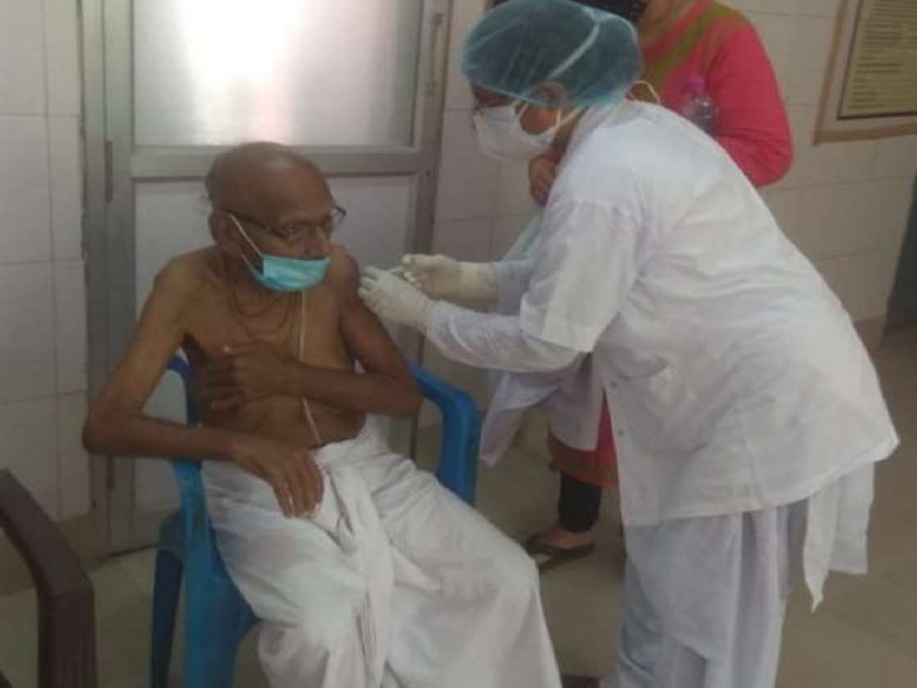 Corona Vaccination: Swami Shivanand World Oldest Person Got The Corona Vaccine In Varanasi | Corona Vaccination: कोरोना लस घेण्यासाठी वृद्ध व्यक्ती केंद्रावर पोहचले; आधार कार्डावरील वय पाहून सगळेच चक्रावले