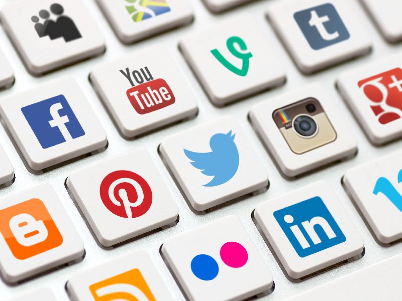 The overuse of social media is fatal | सोशल मीडियाचा अतिवापर घातक