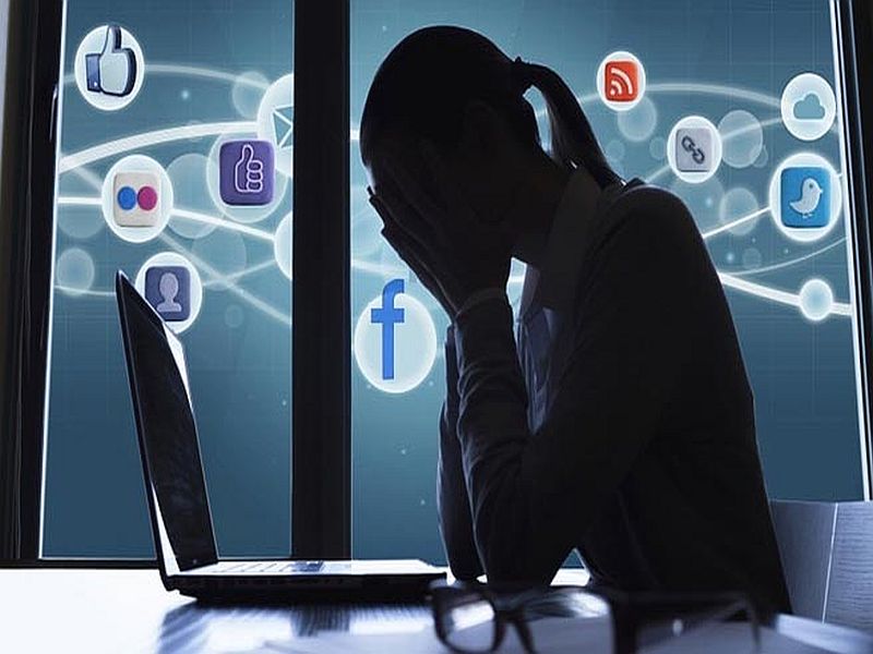 Pune: Unleashed negative consequences of social media! | पुणे: सोशल मीडियाचे उलगडले दुष्परिणाम !