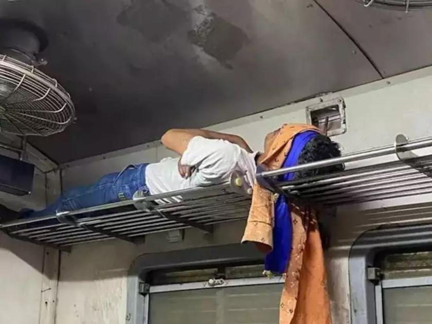 desi jugaad man sleeping on luggage rack of mumbai local train pic goes viral on social media social viral news | वाह रे पठ्ठ्या! लोकल ट्रेनमध्ये पाय ठेवायला जागा नाही, अन् याने चक्क पाय पसरून ताणून दिली