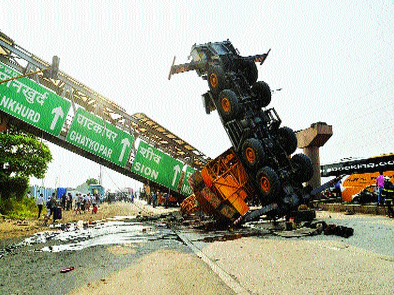 pedestrian bridge collapsed in Mankhurd, crane landed; Sion-Panvel Highway jam | मानखुर्दला पादचारी पूल कोसळला, क्रेन उलटली; सायन-पनवेल महामार्ग कोंडला