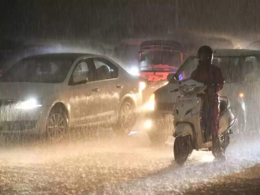 Mumbai Rain: Thunderstorms, thunderstorms in Mumbai | Mumbai Rain: विजांचा कडकडाट, ढगांचा गडगडाटासह मुंबापुरीला पावसाने झोडपले; नागरिकांची उडाली तारांबळ