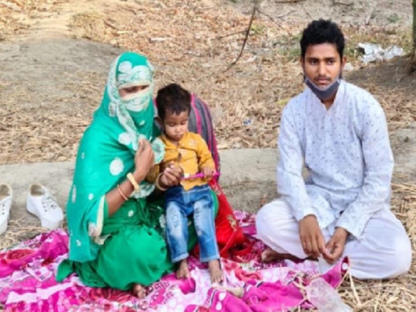 Lover Adopted Girlfriend Sitting On Dharna, Family Members Did Not Enter In Jaunpur | ...म्हणून २ वर्षाच्या मुलासह प्रेयसी प्रियकराच्या घराबाहेर ४ दिवस ठाण मांडून बसली; नेमकं काय घडलं?