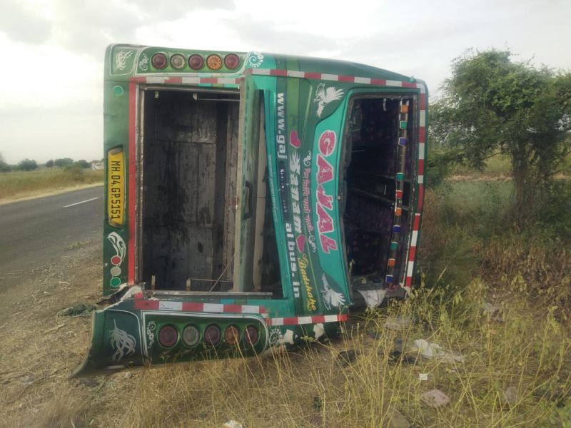 Private bus and truck met with an accident, 4 died in solapur | खासगी बस आणि ट्रकचा भीषण अपघात, 4 जणांचा मृत्यू