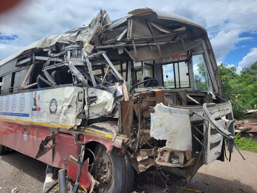 Accident on Pune Pandharpur high way route 21 passengers injured tipper driver killed | पुणे -पंढरपूर पालखी मार्गावर अपघात; २१ प्रवासी जखमी, टिपरचा चालक ठार