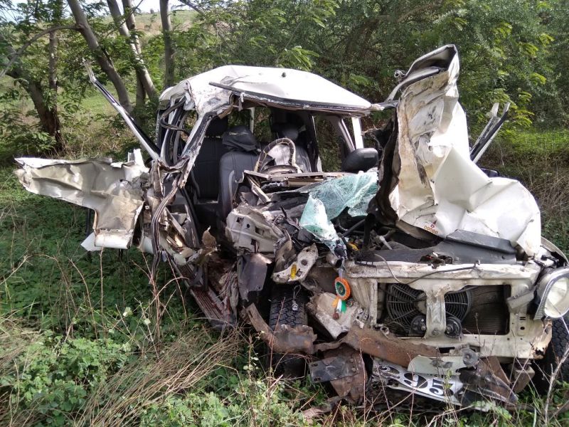 Ahmadnagar: Five people died in road accident | अहमदनगर : विठ्ठल भक्तांवर काळाचा घाला, भीषण अपघातात 5 जणांचा जागीच मृत्यू 