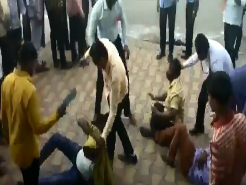 Attacked NSUI activists showing black flags to Modi | मोदींना काळे झेंडे दाखवणाऱ्या NSUIच्या कार्यकर्त्यांना मारहाण