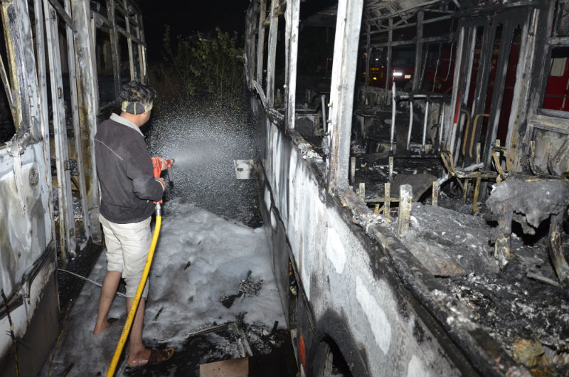 Fire at Sultanpur Citibus Depot, seven burnt fire and seven bombs used for fire extinguishing | सोलापूरात सिटीबस डेपोला आग, सात गाड्या जळून खाक, आग विझवण्यासाठी सात बंबांचा वापर
