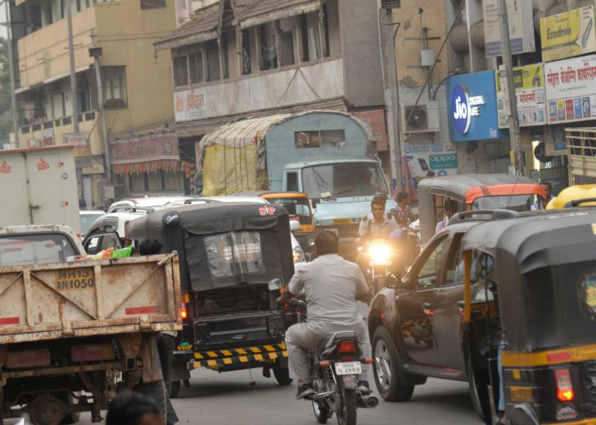 Action on 91 thousand vehicles during the year; Still, there is no discipline in the city of Solapur | वर्षभरात ९१ हजार वाहनांवर कारवाई; तरीही सोलापूर शहरातील वाहतुकीला शिस्त लागेना 