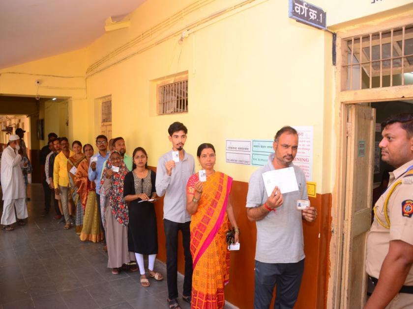 Solapur: 25 percent polling in Solapur by 12:30; Spontaneous response in Madha too: | Solapur: साडेबारापर्यंत सोलापुरात २५ टक्क्यांचे मतदान; माढ्यातही उत्स्फूर्त प्रतिसाद