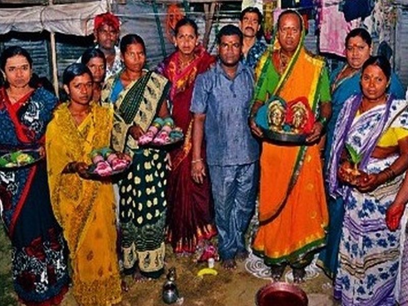 tritiyapanthi celebrated manglagauri festival in solapur | सोलापुरात तृतीयपंथीयांनी केले गौरी आवाहन