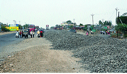The work of four-laning of the Solapur-Hyderabad highway was completed | सोलापूर-हैदराबाद महामार्ग चौपदरीकरणाचे काम रखडले