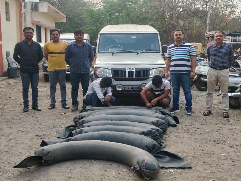 6.40 lakhs worth seized along with 800 liters of liquor after Cinestyle chase; Action in Solapur | Solapur: सिनेस्टाईल पाठलाग करून आठशे लिटर दारूसह ६.४० लाखांचा  मुद्देमाल जप्त; सोलापुरातील कारवाई