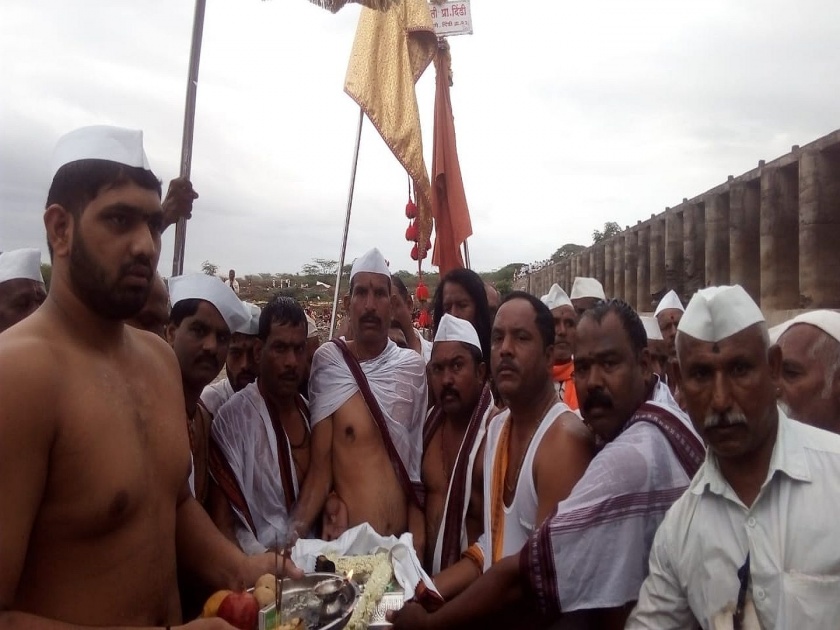 Video - Sant Tukaram Maharaj Palkhi arrival in Solapur district | Video - जगद्गुरू संत तुकाराम महाराजांच्या पालखीचे सोलापूर जिल्ह्यात आगमन