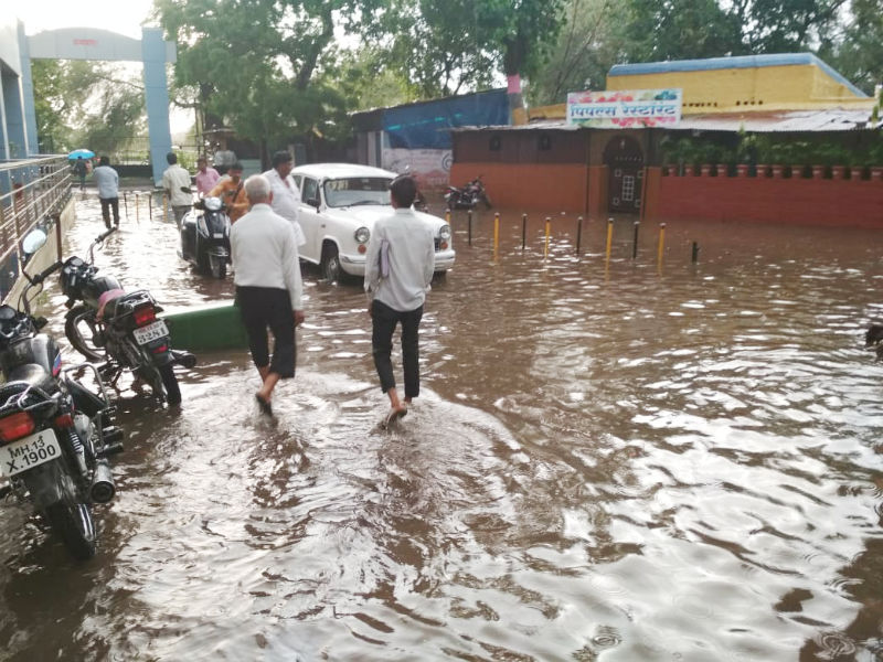 Rainfall in Solapur, rain water and water | सोलापूरात जोरदार पाऊस, पाणीच पाणी चोहीकडे