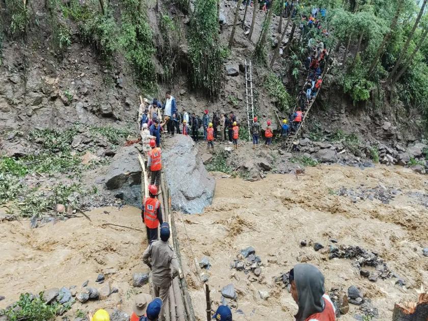 Soldiers rescue 3500 tourists by erecting wooden bridge in one night, incident in Sikkim | एका रात्रीत लाकडी पूल उभारून जवानांनी ३५०० पर्यटकांना वाचवले, सिक्कीममधील घटना