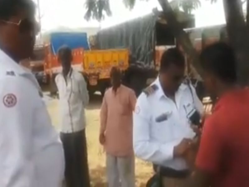 Solapuri youth taught to traffic police, see amazing Dhammal Video | सोलापुरी तरुणाने ट्रॅफिक पोलिसाला शिकवला कायदा, पाहा धम्माल व्हिडीओ
