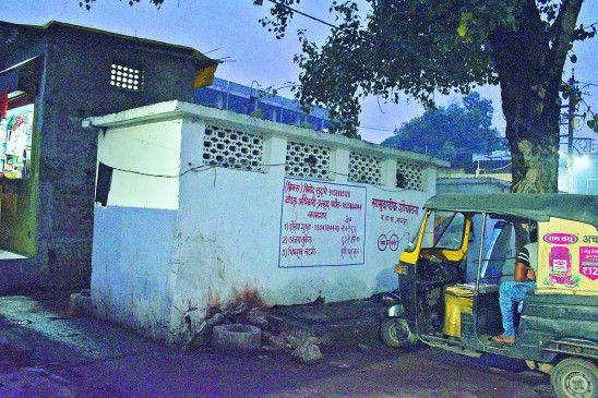 Take action regarding construction of toilets in Nagpur: Mayor's instructions | नागपुरात प्रसाधनगृहांच्या निर्मितीबाबत कार्यवाही करा : महापौरांचे निर्देश
