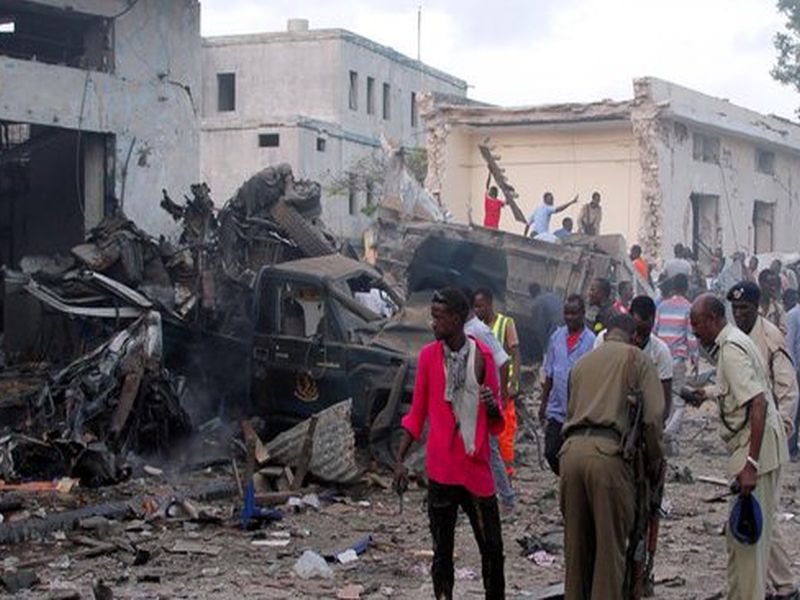 Somalia blasted again, 14 people were killed and 16 others injured | सोमालिया पुन्हा एकदा बॉम्बस्फोटानं हादरलं, 14 जणांचा मृत्यू, 16 जण जखमी