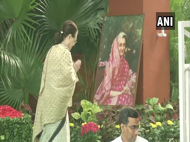 Sonia Gandhi, Manmohan Singh pay tribute to Indira Gandhi on death anniversary | Indira Gandhi Death Anniversary : नरेंद्र मोदी, राहुल गांधी अन् सोनिया गांधींनी इंदिराजींना वाहिली आदरांजली