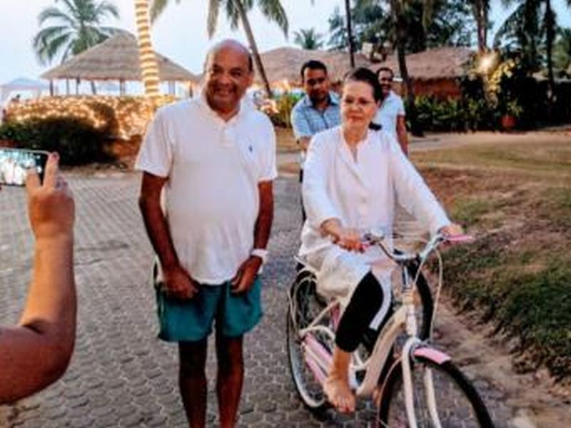 Sonia Gandhi for Goa for holidays; Enjoy cycling | सोनिया गांधी सुटीसाठी गोव्यात; घेतला सायकलिंगचा आनंद