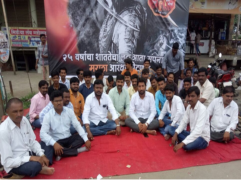 Maratha community protest movement at Sonpeth | सोनपेठ येथे मराठा समाजाचे धरणे आंदोलन; परळीतील आंदोलकांना दिला पाठिंबा