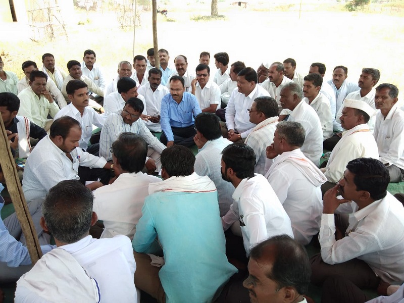 NCP's fasting agitation against MahaVitran at Sonpeth | सोनपेठ येथे महावितरणविरोधात राष्ट्रवादी कॉंग्रेसचे उपोषण