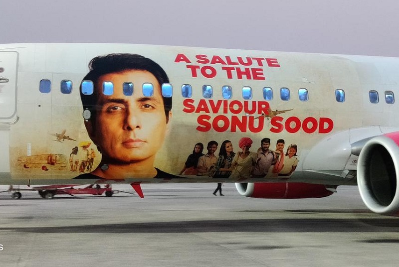 spicejet salutes sonu sood for his philthropic work in a very special way | कोरोना संकटातील रिअल हिरो सोनू सूदचा खास गौरव; विमानावर झळकला फोटो!