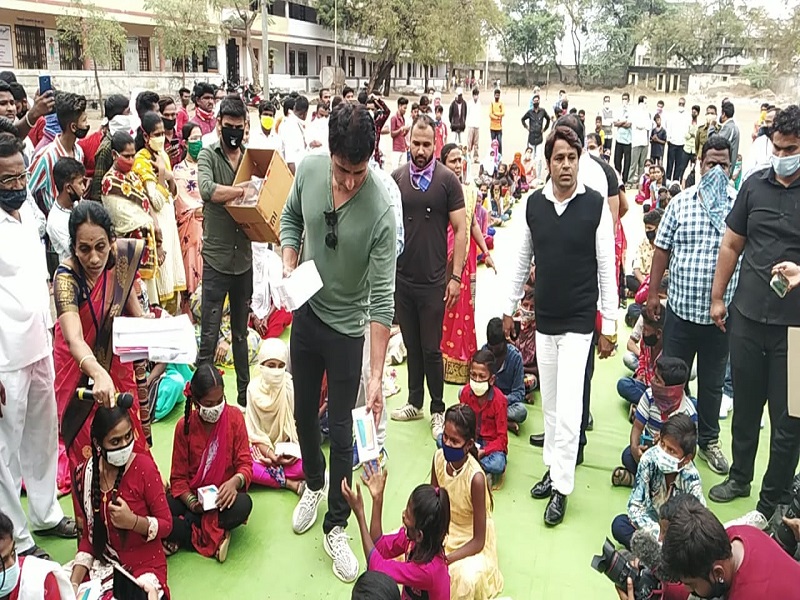 Out of social commitment, Sonu Sood distributed 100 mobiles to the students | सामाजिक बांधीलकीतून सोनू सूदने विद्यार्थ्यांना केले १०० मोबाइलचे वाटप