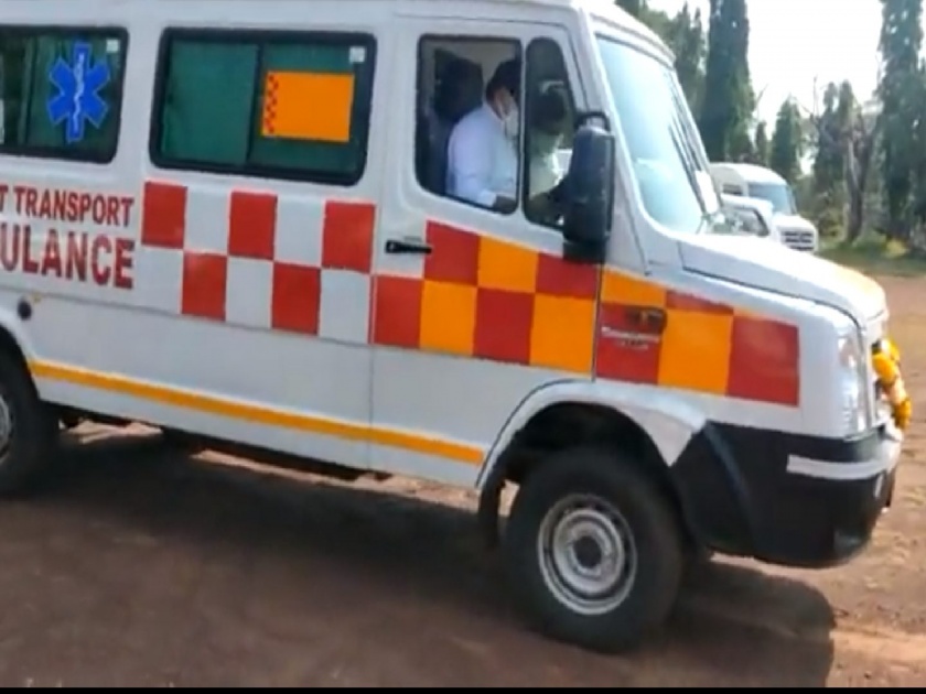 Ambulance driven by Minister Uday Samant; Dedication of 35 ambulances | मंत्री उदय सामंत यांनी चालवली रुग्णवाहिका; ३५ रुग्णवाहिकेचं लोकार्पण