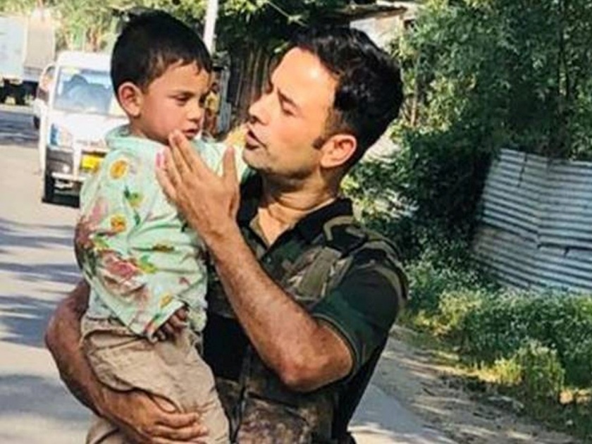 crpf soldier saves life of child amid heavy firing from terrorist in kashmirs sopore | कडक सलाम! दहशतवाद्यांकडून तुफान गोळीबार सुरू असताना चिमुरड्यासाठी धावला सीआरपीएफ जवान