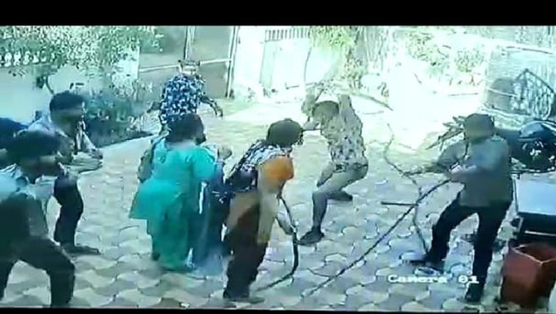 Three injured in sword attack in Khamgaon | खामगावात तलवारीच्या हल्ल्यात तीघे जखमी
