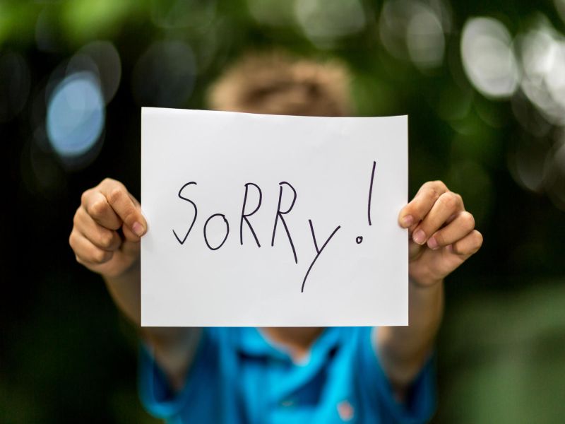 side effects of saying sorry over and over again in relationship | पुन्हा पुन्हा सॉरी म्हटल्याने नातं येऊ शकतं अडचणीत; 'ही' आहेत कारणे!