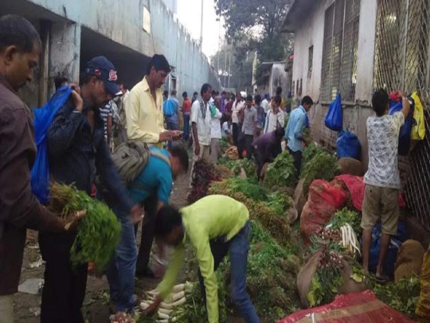 Maharashtra Bandh for Lakhimpur Kheri case BJP Targeted Shiv Sena over dadar vegetable market open | Maharashtra Bandh: आम्ही हफ्ते देतो मग बंद का पाळायचा? दादरमध्ये भाजीवाल्यांचं शिवसेनेला चोख उत्तर, भाजपाचा टोला