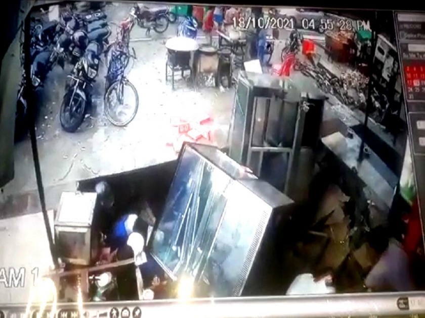 5 second captured on CCTV; Crowd of people outside the shop, suddenly the ground collapsed in UP | ५ सेकंदाचा थरार CCTV त कैद; दुकानाबाहेर लोकांची गर्दी, अचानक जमीन धसली अन्...