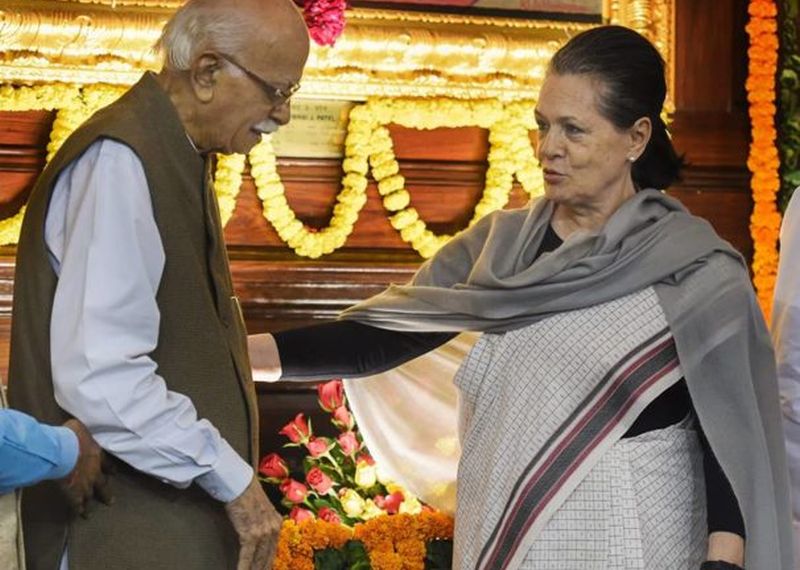 'Statue of Unity' is not acceptable to BJP's 'Iron Man', Advani paid tribute to the capital | 'स्टॅच्यू ऑफ युनिटी' सोहळ्याला 'भाजपाचे लोहपुरुष' गैरहजर, अडवाणींनी दिल्लीतच वाहिली श्रद्धांजली