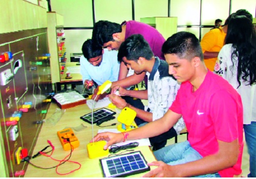 Solar Study Lamp made by Solar angels at Shivaji University; प्रशिक्षण Training the students | शिवाजी विद्यापीठात सौरदूतांनी बनविले सोलर स्टडी लँप; २५० विद्यार्थ्यांना प्रशिक्षण