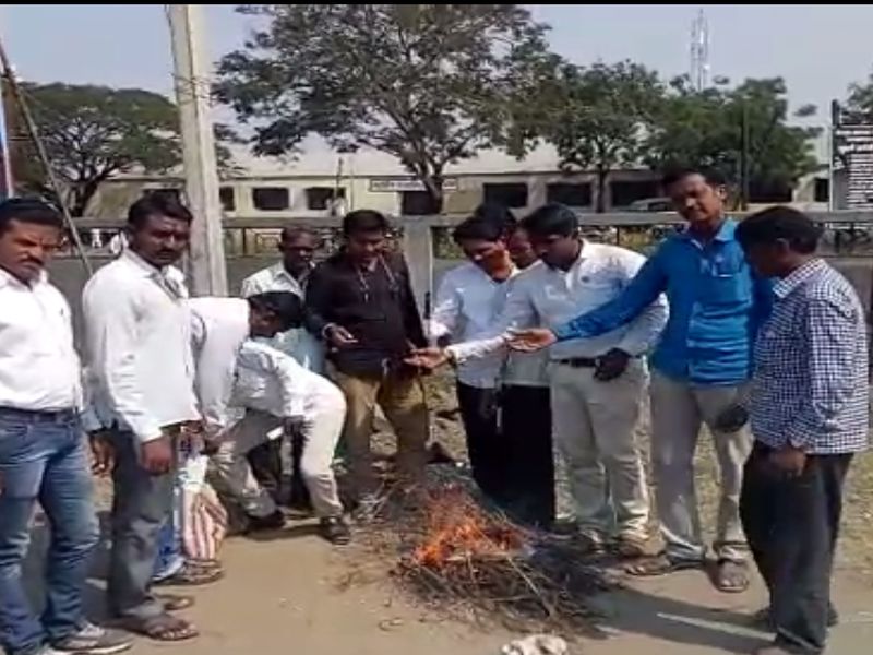 Washim: Movement of Soya bean 'Holi', Swabhimani Shetkari Sanghatana Movement in front of Malegaon tahsil office | वाशिम: तहसील कार्यालयासमोर सोयाबीनची ‘होळी ’, स्वाभिमानी शेतकरी संघटनेचे आंदोलन