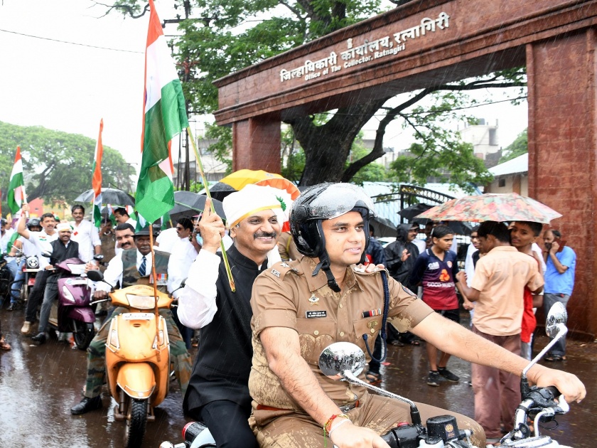 Ekta Tricolor rally in Ratnagiri, the Superintendent of Police escorted the Collector on a two wheeler | ... अन् पाेलीस अधीक्षक झाले जिल्हाधिकाऱ्यांचे सारथी
