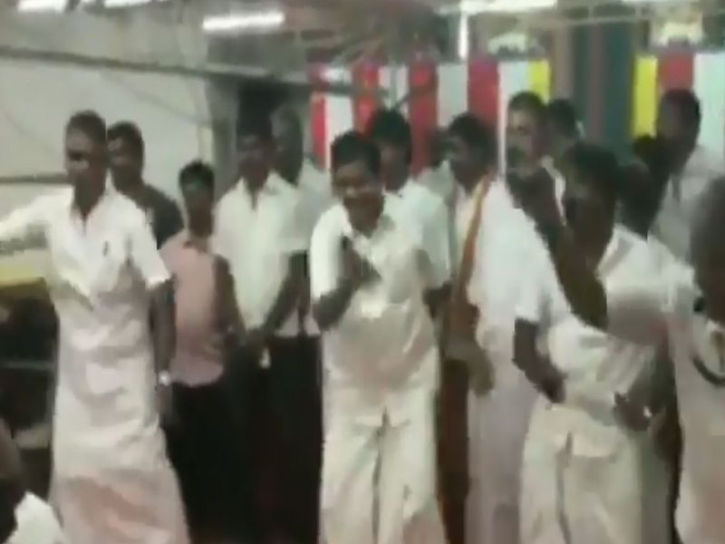 Tamil Nadu Minister SP Velumani dances during a temple festival in Coimbatore | तामिळनाडूत मंत्र्याने मंदिरात केला डान्स; व्हिडिओ व्हायरल