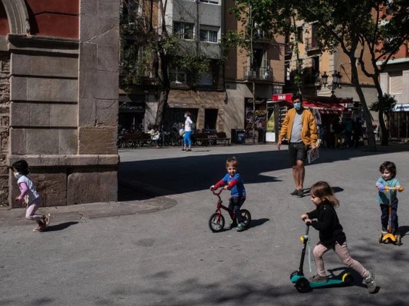 When children in Spain run on the streets .. | स्पेनमधली मुलं रस्त्यावर धावली तेव्हा..