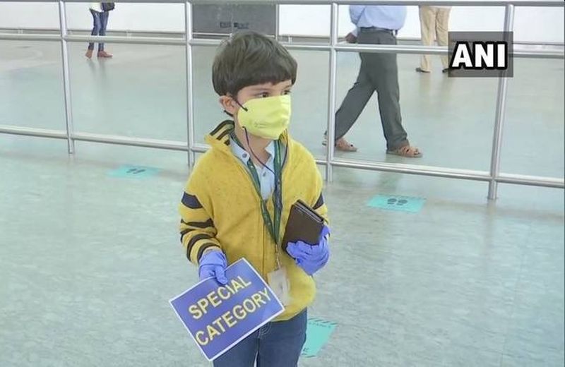 Stranded in Delhi for 2 months, 5-year-old flies back home alone MMG | दिल्लीत अडकलेला 'तो' चिमुकला एकटाच बंगळुरुत पोहचला, ३ महिन्यानंतर आईला बिलगला
